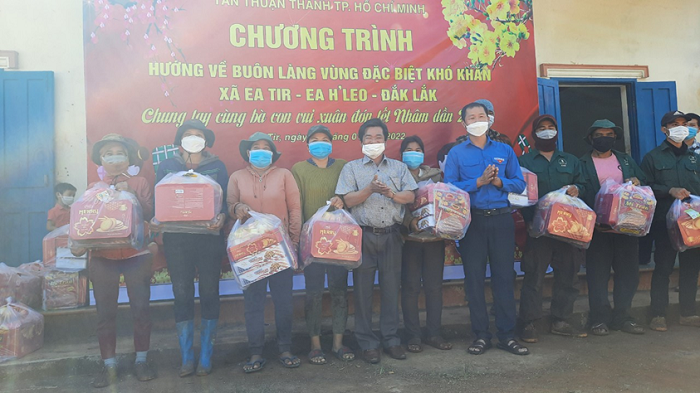 tang 250 suat qua cho CN va nguoi dan kho khan Ea Tir 2